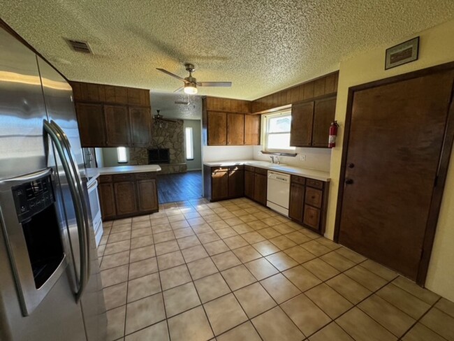 Building Photo - Comfy & Spacious 3 Bed Home! Mesa School D...