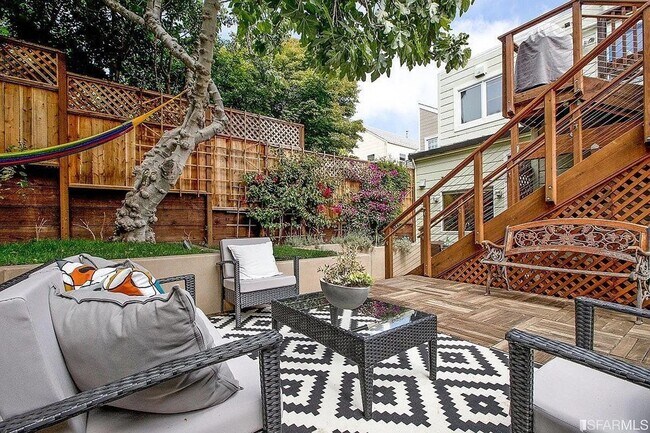 Building Photo - 450 Fair Oaks St