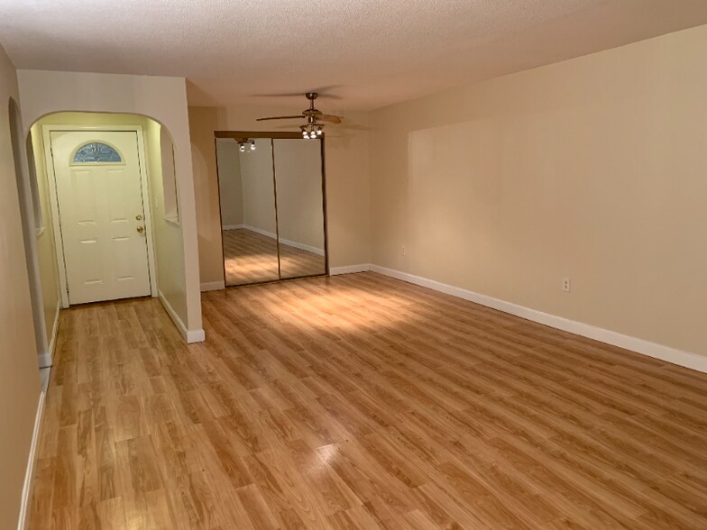 Building Photo - 14 Shadowbrook Ln