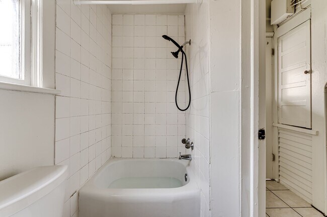 Building Photo - 4 Bedroom Ground Floor Apartment in Westside Neighborhood