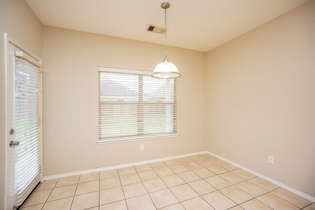 Building Photo - 1323 Colonial Manor Dr