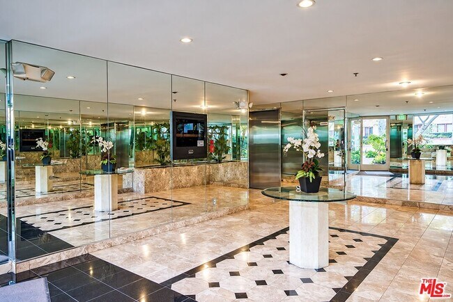Building Photo - 410 N Oakhurst Dr