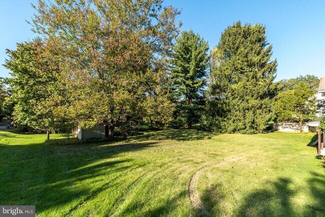 Building Photo - 932 Croton Rd