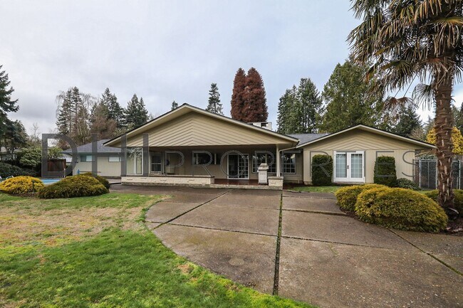 Building Photo - SPACIOUS MIDCENTURY HOME IN LONGVIEW'S CASCADE WAY NEIGHBORHOOD FOR RENT