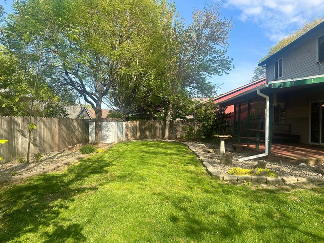 Building Photo - 4-bedroom 2.5 Bath McMinnville OR 97128