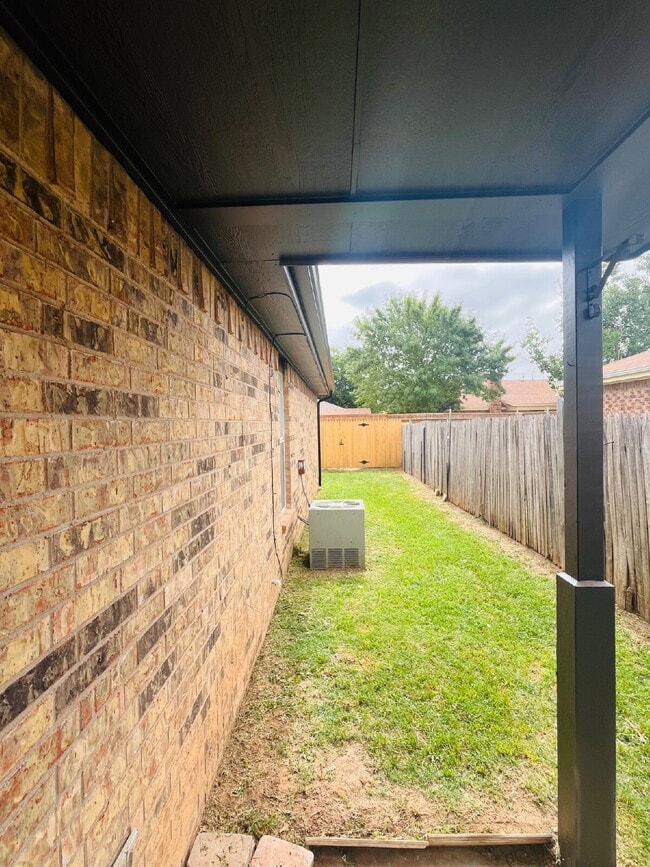 Building Photo - 2 Bedroom Duplex