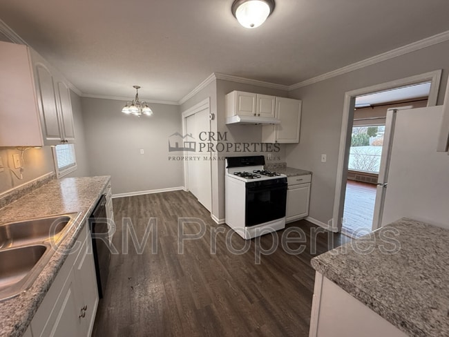 Building Photo - 513 James Dr