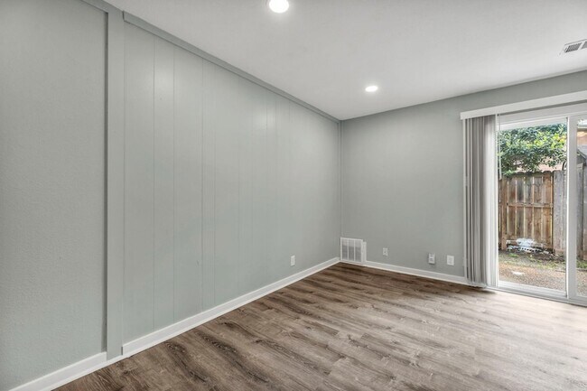 Building Photo - 2808 Skyway Cir