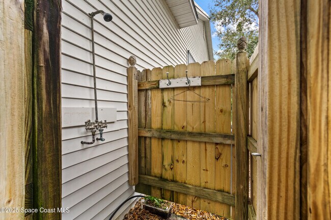Building Photo - 225 Pelican Dr
