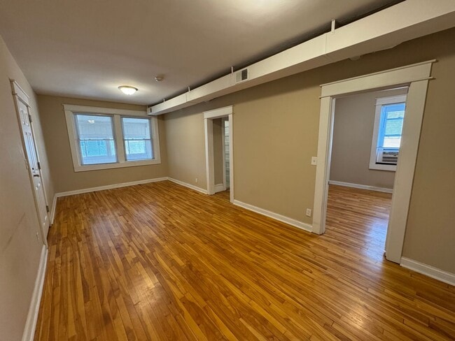 Building Photo - 1912 University Ave W