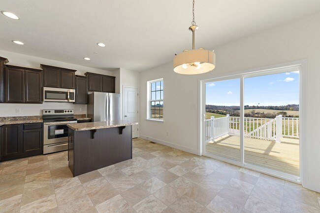 Building Photo - End Unit- 3 Bedroom Townhouse!