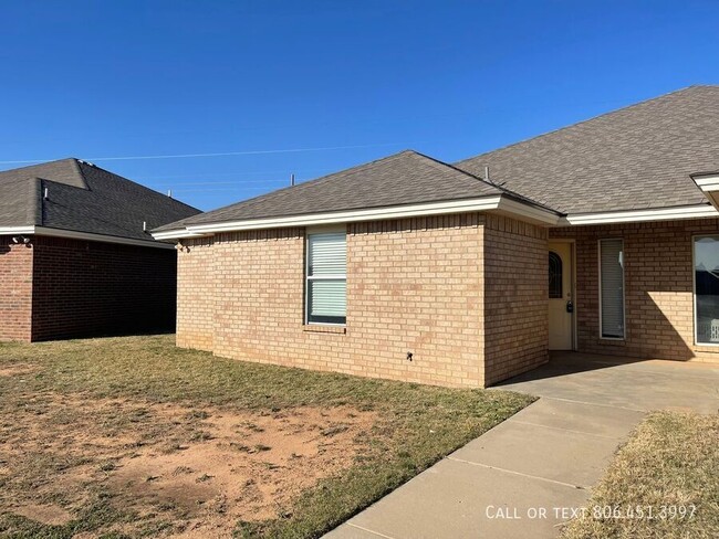 Primary Photo - 3 bed, 3 bath with large back yard!