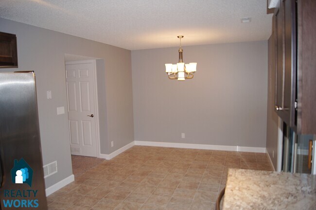 Building Photo - Well Maintained Townhome!