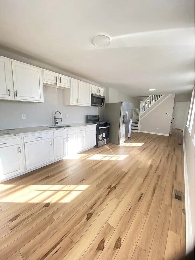 Building Photo - 400 N Bradford St