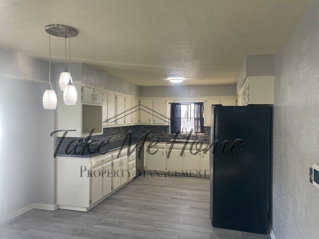 Building Photo - 3 Bedroom Basement Home in Kickapoo District!