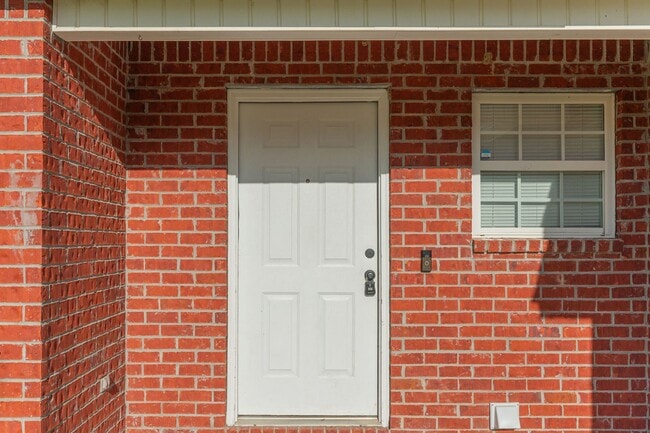 Building Photo - North Crestview Home!