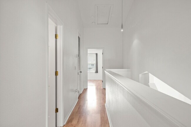 Building Photo - 9720 Carlsdale Dr