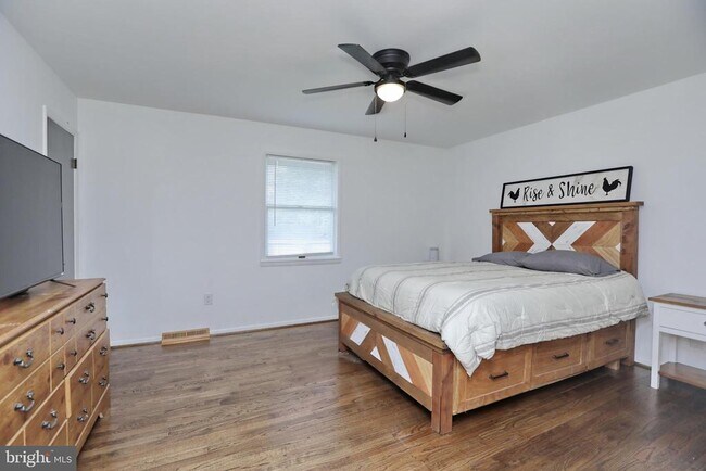 Building Photo - 8530 Wedding Dr