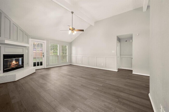 Building Photo - 302 Foxtail Ct