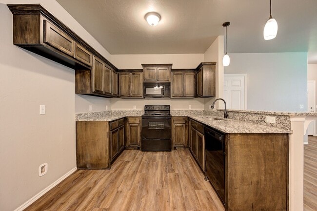 Building Photo - Charming Duplex in El Reno!