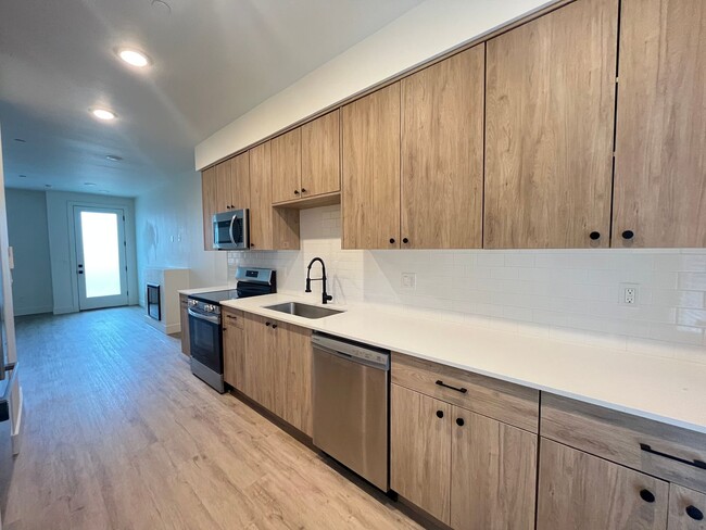 Building Photo - Modern 2-Bed, 1.5-Bath Condo with Custom K...