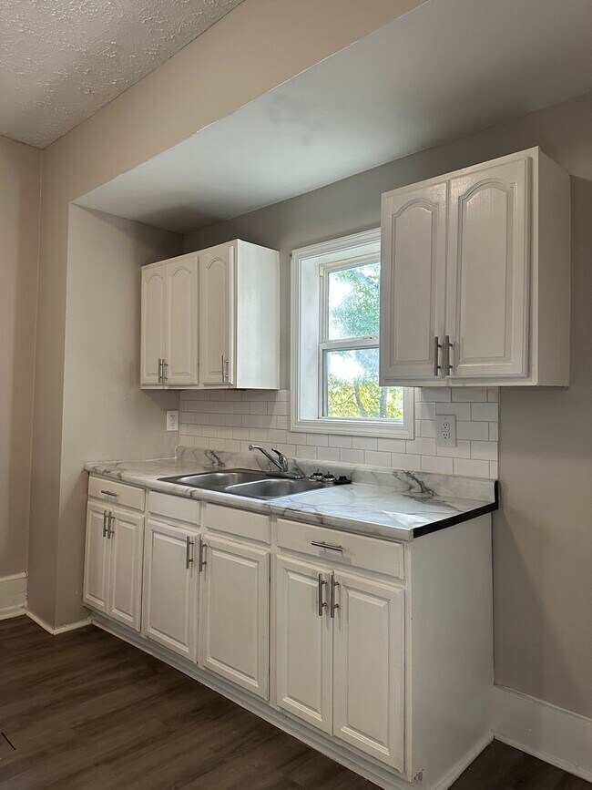 Building Photo - Welcome to this amazing 3 Bedroom, 1 Bathroom Home, located in the vibrant city of Columbus, OH!