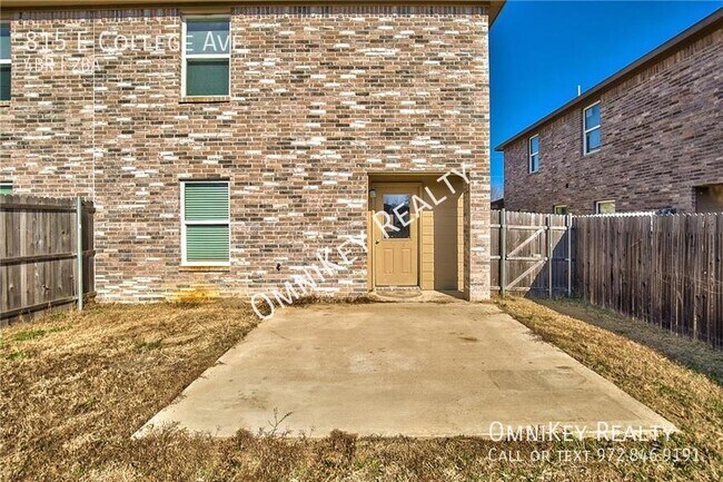 Building Photo - 815 E College Ave