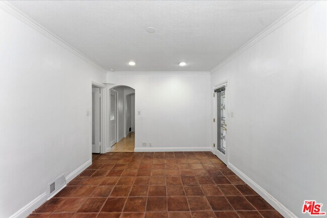 Building Photo - 537 N Poinsettia Pl