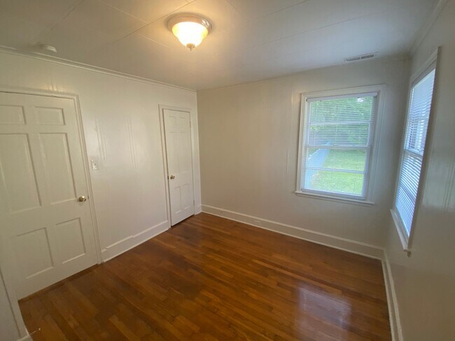 Building Photo - Adorable Old West Durham Home / Fenced Bac...