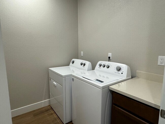 Building Photo - SINGLE STORY | 4 -bedrooms |3 baths | 1877...