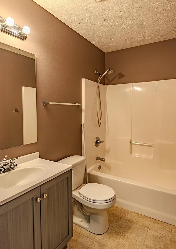 Building Photo - 2403 Cushing Dr