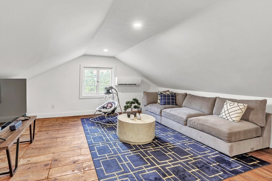 Building Photo - 26 Pearsall Pl