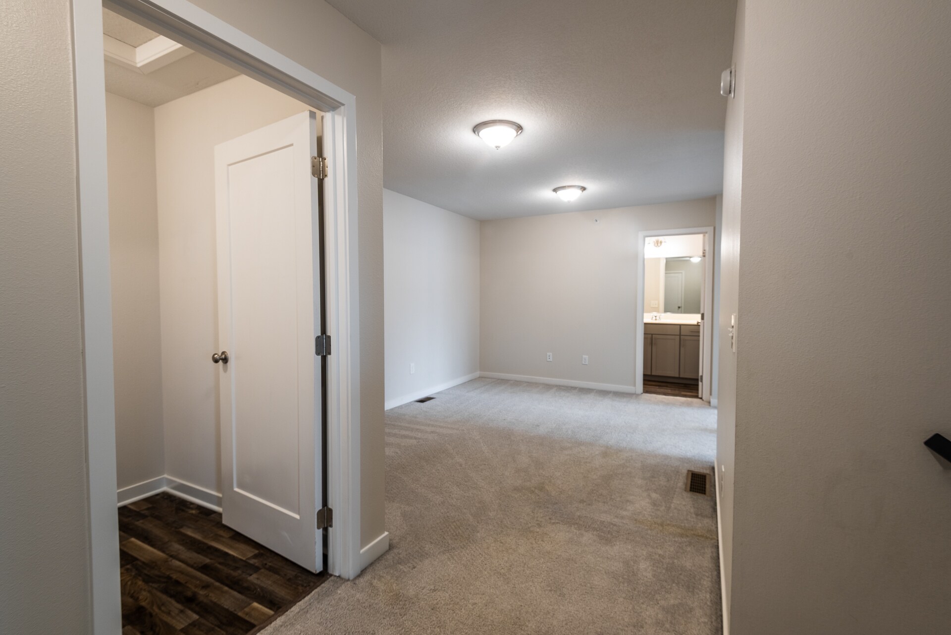 Building Photo - 329 NE Otter Dr