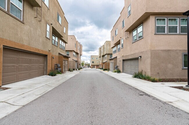Building Photo - 12746 N Watt Ln