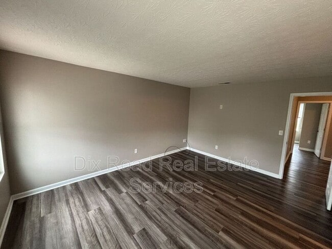 Building Photo - 424 W Kemper Rd