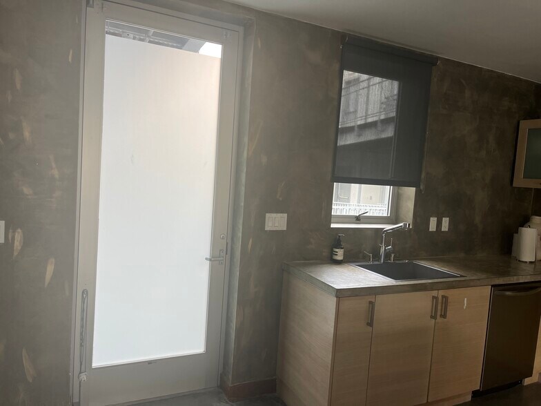 Building Photo - 116 E Yanonali St