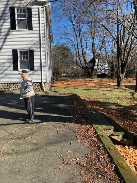 Building Photo - 468 Massasoit Rd