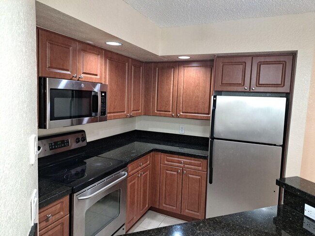 Building Photo - 3470 Pinewalk Dr N