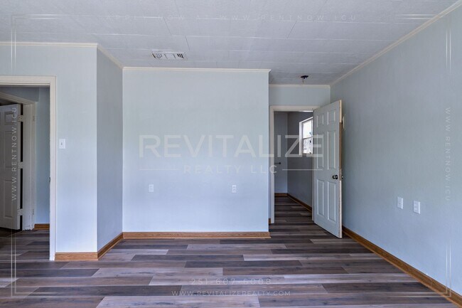 Building Photo - 3230 Greenleaf Ct