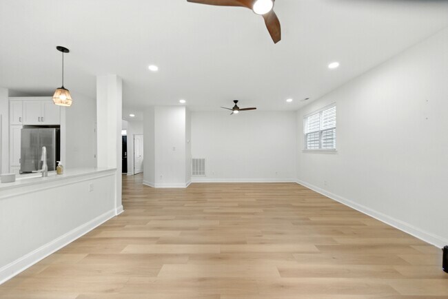 Building Photo - 3018 Silver Charm Cir