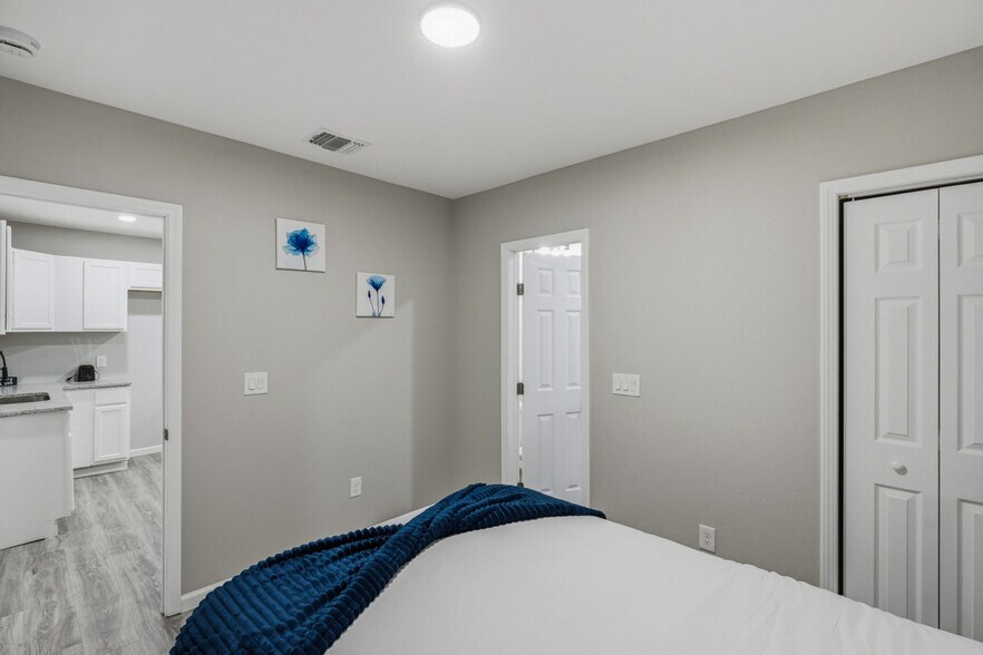 Building Photo - 2306 E Houston St