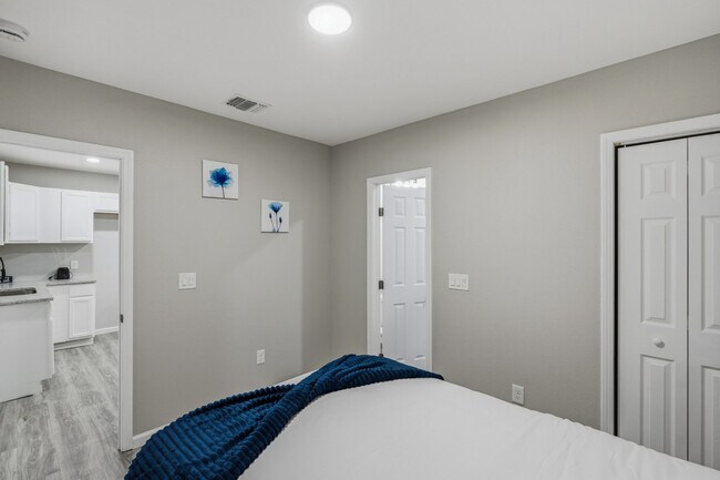 Building Photo - 2306 E Houston St