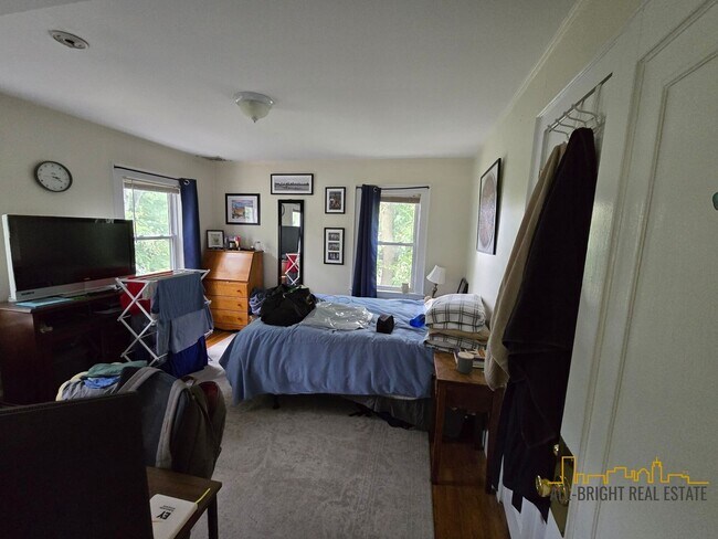Building Photo - Large Duplex - Off-Street Parking - Centra...