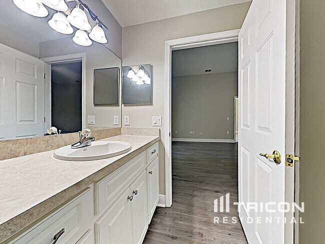 Building Photo - 303 Lisa Ann Ct