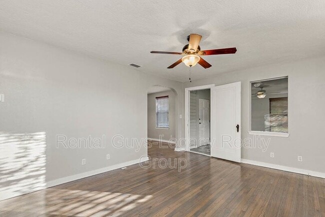 Building Photo - 4059 College St