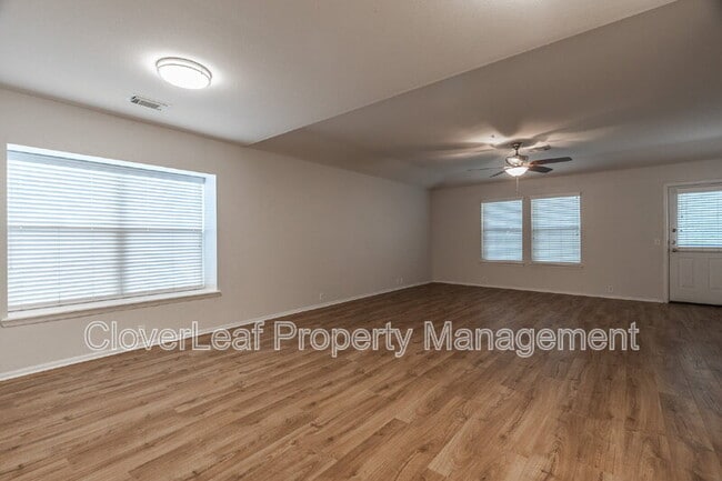 Building Photo - 802 Amber Knoll