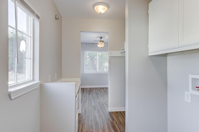 Building Photo - Dewey Duplex