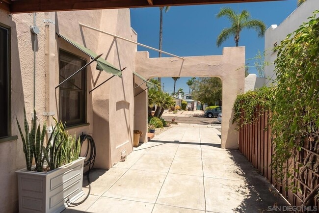 Building Photo - 4544 Kensington Dr