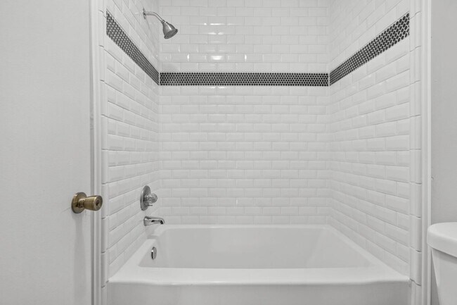 Building Photo - 920 Inglewood Ln