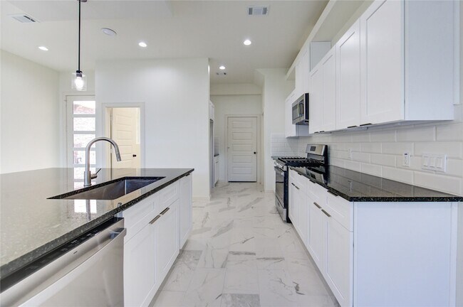 Building Photo - 2922 El Fenice Ln